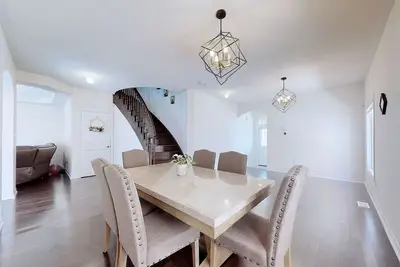 Image de Gorgeous family home with hot tub and huge backyard