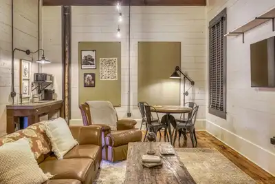 Image de The downtown Brenham Schoolhouse Hotel, Suite 2