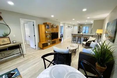 Image de First Floor Eaton Condo, renovated kitchen with new appliances in picturesque Ocean Edge Resort.