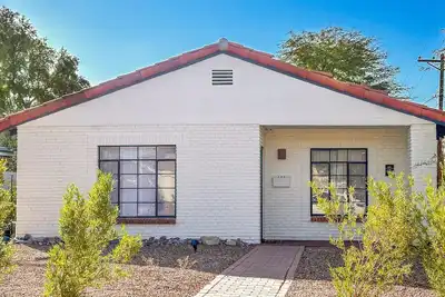 Image de Charming & bright bungalow w/ patio, yard, close to downtown shops, dogs ok