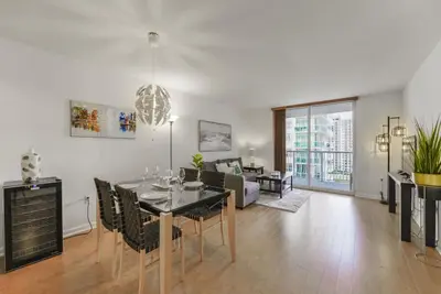 Image de Cozy 1 Bedroom High Rise Condo