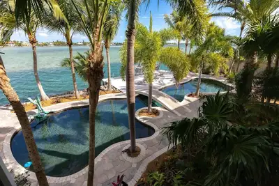 Image de Bayside Beauty: Tropical Paradise 3br Home, Panoramic Open Water Views, Grotto Pool, Dog-Friendly