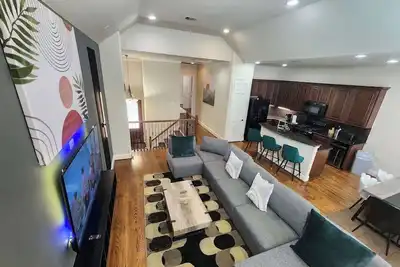 Image de Stylish Galleria Home Private Pool King Bed Garage