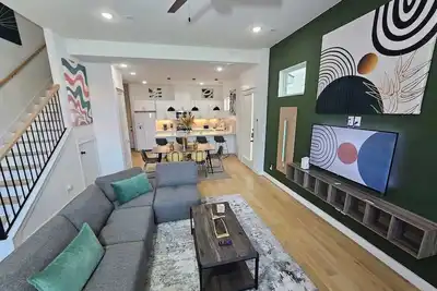 Image de Stylish Midtown Retreat + Pool Table | Summer House