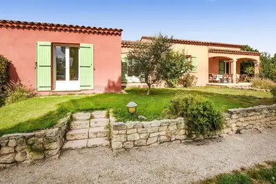 Maison confortable à Mazan avec Wi-Fi