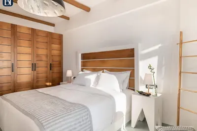 Bh565 - C - Suite Santorini