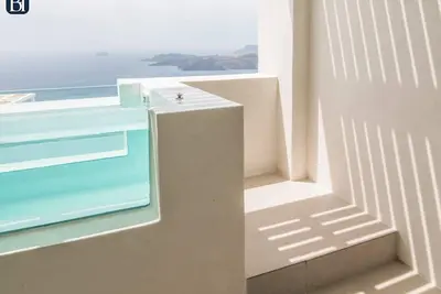 Bh567 - C - Suite Santorini