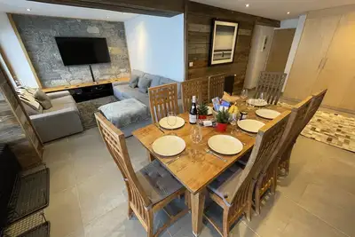 Image de Ski in-Ski out apt in the heart of Lavachet! 115m2 - Spacious & Stylish sleeps 8