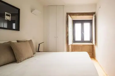 Image de Charming T2 With Terrace in Trindade by Guestify