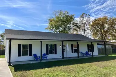 Image de Casa Alegre | WiFi, Spacious Stay Near Rrg & Shops – Great for Large Groups, Remote Work & Hiking - Big Backyard & Fire Pit - Across the street from Kroger.