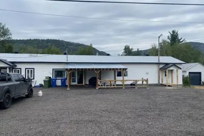 Image de Apt 4 1/2 avec divan lit sur la route du Fjord (Rt 170)!