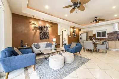 Image de 2 Bedroom 2. 5 bath Spacious Condo1min walk to Beach in Tamarindo Center Sleep 6