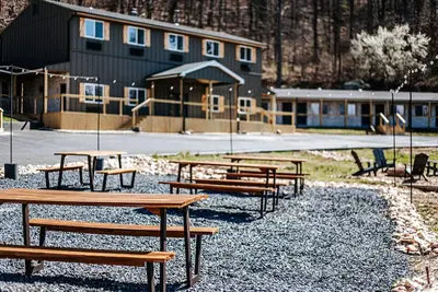 Image de Grey Pine Lodge | Queen/Queen | Best Location & Amenities!