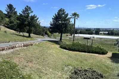Image de A peaceful country home with sweeping view.