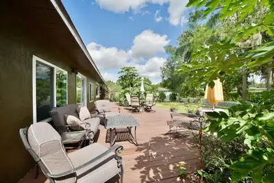 Chic Jungalow Retreat • Lake & Downtown Steps Away
