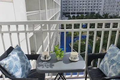 Image de Hip and Cozy Awesome 1 Bedroom Pool View with Balcony