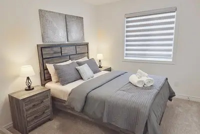 Image de Modern Luxury Home with Backyard