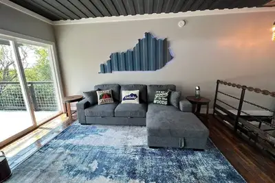 Image de Lockridge Park - Loft unit that sleeps 6 with full kitchen, bathroom, hot tub and washer and dryer.