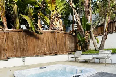 Image de Eclectic surf loft w\/ fire pit. Walking distance to the beach!