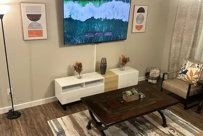 Image de New Luxury Styled Cottage Home with Tv in each room.