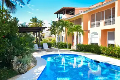 Image de Spacious 1 Bedroom ground level condo with private beach club