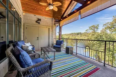 Image de Lakefront Luxe: 3br Condo with Ozark Views