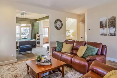 Image de Gather! A Welcoming Home - King Beds - Pool Table!