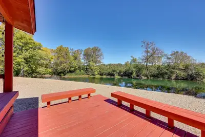 Image de Riverfront Arkansas Abode - Furnished Deck & Grill