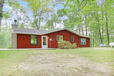 Image de Quiet Cabin Setting on small river\n