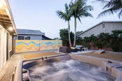 Image de Private 5br: Hot Tub + FirePit, Workspace + Parking, Mins to Lax, SoFi, Beach