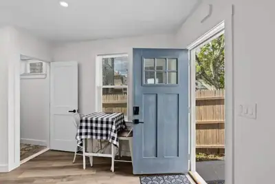 Image de Loft Townhouse in Downtown Gloucester #3