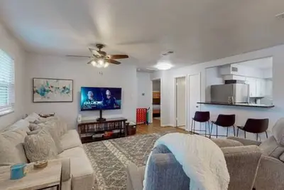 Image de Game Day Retreat | Cozy | Quick Walk 0. 4m to At&T