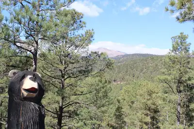 Image de A playful cabin nestled above the tall pines