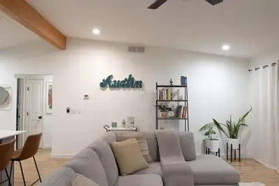 Image de Spacious Modern 3bd/2ba 10-min drive to Dt/Domain\n