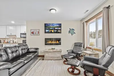 Image de Keweenaw Cabin #1 • Hot Tub, Trail Access, Minutes to Mtu & Dining