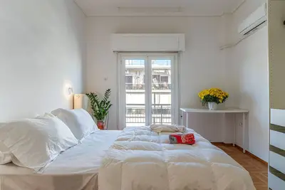 Image de Appartement 'Charming Central Apt with Parking 3' avec Balcon, Wi-Fi et Climatisation