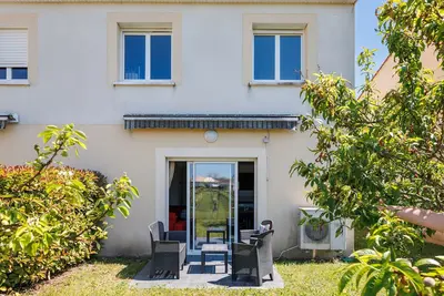 Image de Maison de vacances 'Les Grands Vignobles 3 Ch12 Pers' avec terrasse privée, Wi-Fi et climatisation