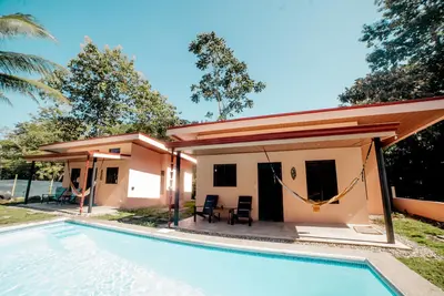 Image de Two Bedroom-Bungalow-de Luxe-Salle de bain et douche-Vue sur Piscine