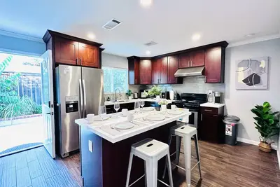 Image de 600 sqft Garden View 10mins to Disneyland Guest House w/ Private Entrance