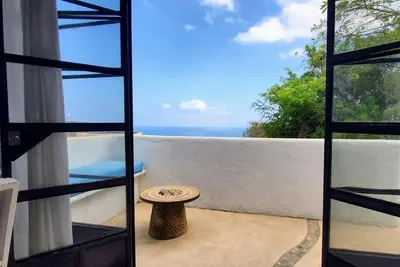 Image de Ocean-view estate, pool; Stunning gem. Rent whole house or 3 separate casitas.