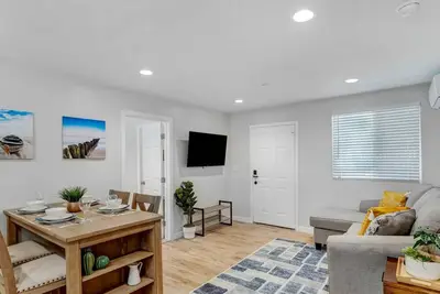 Image de Urban Parkside Hideout: Private backhouse near Dtla