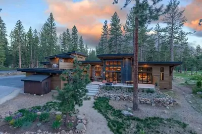 Image de Truckee Modern Mountain Home on 1. 4 acres, Surrounded by Pines!
