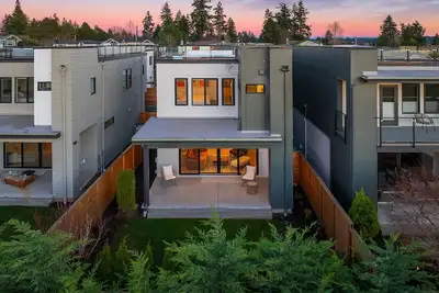 Image de Unobstructed, Breathtaking Water Views Right in Kirkland, Wa.