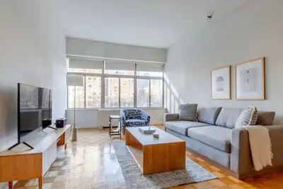 Image de Chic Financial District Studio w/ Gym, Doorman & Elevator, by Blueground
