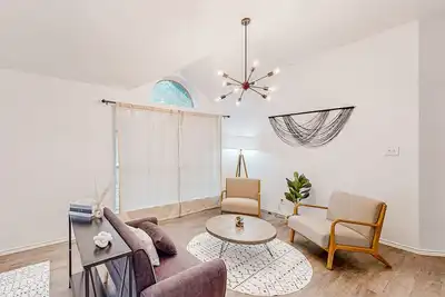 Image de Beautiful dog-friendly home with fireplace, large yard, hammock, W/D, and Ac