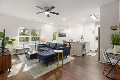 Image de 10 Min From Downtown & Airport! Fenced-In Yard