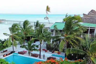 Image de Beautiful beachfront boutique hotel with infinity pool, facing the indian ocean