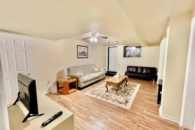 Image de Cozy 2br Basement Apt in Newmarket