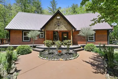 Image de Bear Creek Cabin ll\nLuxury Creek Front Home