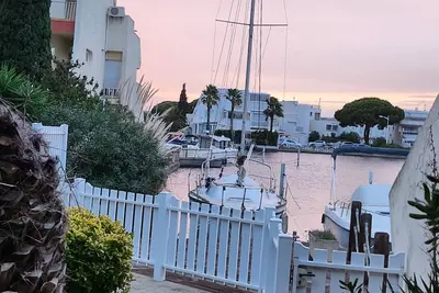Image de Marina  Les voiles a la mer avec vue sur le port